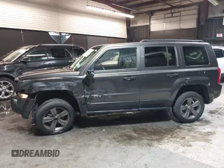 2015 Jeep Patriot Latitude z VIN 1C4NJRFB4FD409149, wystawiony jako IAAI lot #42268239 z przebiegiem 107 145 mil mil oraz . Historia ofert i sprzedaży dostępna na DreamBid. Obrazek 6.
