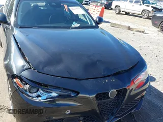 2017 Alfa Romeo Giulia Ti z VIN ZARFAECN4H7551195, wystawiony jako IAAI lot #41444631 z przebiegiem 72 596 mil mil oraz . Historia ofert i sprzedaży dostępna na DreamBid. Obrazek 6.