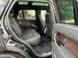 2023 Land Rover Range Rover SE z VIN SALKP9E70PA017747, wystawiony jako Copart lot #45363235 z przebiegiem 39 043 mil mil oraz Czysty tytuł • Clean title. Historia ofert i sprzedaży dostępna na DreamBid. Obrazek 6.