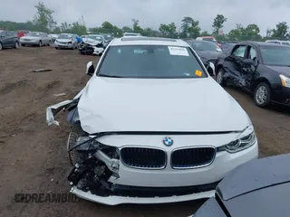 2018 BMW 3 Series 320i xDrive z VIN WBA8E5G5XJNU47665, wystawiony jako IAAI lot #42332838 z przebiegiem 97 821 mil mil oraz . Historia ofert i sprzedaży dostępna na DreamBid. Obrazek 12.