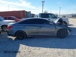 2013 Hyundai Sonata GLS z VIN 5NPEB4AC1DH582330, wystawiony jako IAAI lot #41400453 z przebiegiem Nie podano mil oraz . Historia ofert i sprzedaży dostępna na DreamBid. Obrazek 14.