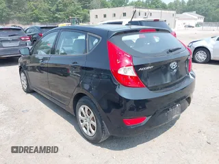 2013 Hyundai Accent GS z VIN KMHCT5AE8DU121736, wystawiony jako IAAI lot #42484416 z przebiegiem 102 830 mil mil oraz . Historia ofert i sprzedaży dostępna na DreamBid. Obrazek 3.