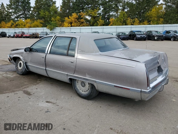 1996 Cadillac Fleetwood z VIN 1G6DW52P6TR702611, wystawiony jako Copart lot #77202664 z przebiegiem 159 994 mil mil oraz Szkody całkowita. Historia ofert i sprzedaży dostępna na DreamBid. Obrazek 2.