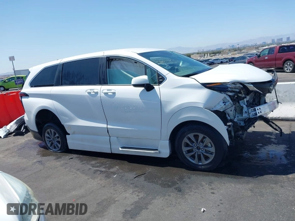 2022 Toyota Sienna LE с VIN 5TDKSKFC3NS070984, выставлен на аукционе IAAI как лот 41951686 с пробегом 10 846 миль миль и . История ставок и продаж доступна на DreamBid. Изображение 14.
