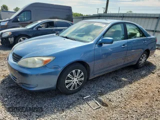 2004 Toyota Camry LE z VIN 4T1BE32K54U841686, wystawiony jako Copart lot #63371355 z przebiegiem 137 229 mil mil oraz Szkoda całkowita • Salvage title. Historia ofert i sprzedaży dostępna na DreamBid. Obrazek 1.