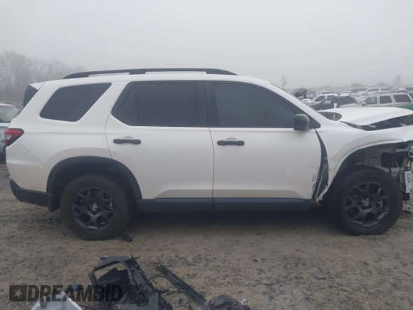 2025 Honda Pilot TrailSport with VIN 5FNYG1H6XSB016255, listed as a IAAI auction lot 41130327 with 8,579 mi miles. Bid and sale history available at carsss.com. Image 13.