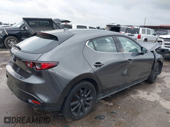 2021 Mazda 3 Premium z VIN JM1BPAML1M1318708, wystawiony jako IAAI lot #42178243 z przebiegiem 62 455 mil mil oraz . Historia ofert i sprzedaży dostępna na DreamBid. Obrazek 4.