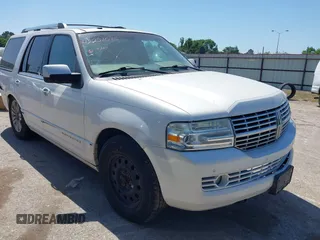 2009 Lincoln Navigator z VIN 5LMFU27509EJ00460, wystawiony jako IAAI lot #42251045 z przebiegiem 141 330 mil mil oraz . Historia ofert i sprzedaży dostępna na DreamBid. Obrazek 1.