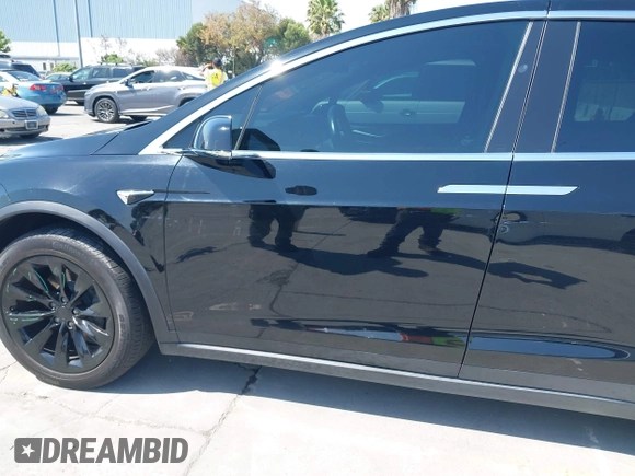 2017 Tesla Model X 90D z VIN 5YJXCBE23HF027198, wystawiony jako IAAI lot #42439451 z przebiegiem 111 122 mil mil oraz . Historia ofert i sprzedaży dostępna na DreamBid. Obrazek 6.