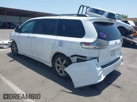 2014 Toyota Sienna SE z VIN 5TDXK3DC0ES515325, wystawiony jako IAAI lot #42520007 z przebiegiem 155 649 mil mil oraz . Historia ofert i sprzedaży dostępna na DreamBid. Obrazek 3.