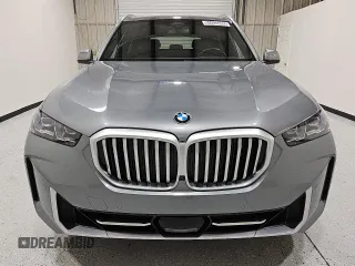 2024 BMW X5 sDrive40i z VIN 5UX13EU07R9U53817, wystawiony jako Copart lot #55535065 z przebiegiem 30 806 mil mil oraz Czysty tytuł • Clean title. Historia ofert i sprzedaży dostępna na DreamBid. Obrazek 5.