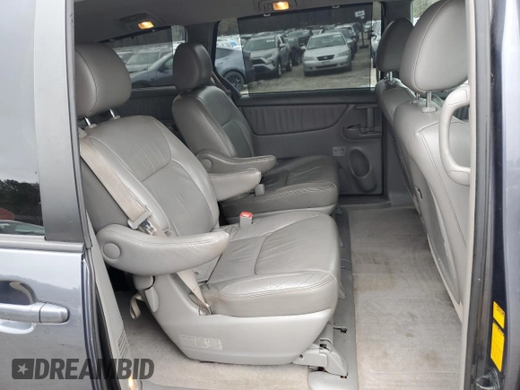2010 Toyota Sienna XLE z VIN 5TDDK4CC2AS033041, wystawiony jako Copart lot #49240585 z przebiegiem 171 315 mil mil oraz Czysty tytuł • Clean title. Historia ofert i sprzedaży dostępna na DreamBid. Obrazek 11.