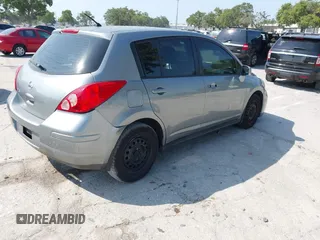 2010 Nissan Versa S z VIN 3N1BC1CP0AL358270, wystawiony jako IAAI lot #42203337 z przebiegiem 157 736 mil mil oraz . Historia ofert i sprzedaży dostępna na DreamBid. Obrazek 4.