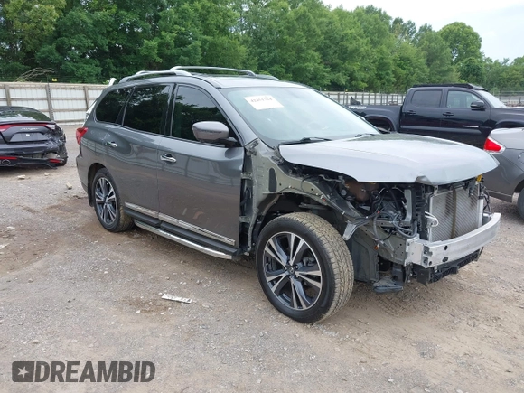2020 Nissan Pathfinder Platinum z VIN 5N1DR2DM1LC585198, wystawiony jako IAAI lot #42451764 z przebiegiem 60 692 mil mil oraz . Historia ofert i sprzedaży dostępna na DreamBid. Obrazek 1.