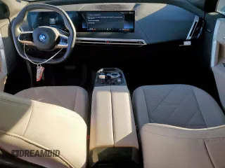 2024 BMW iX xDrive50 z VIN WB523CF08RCP70639, wystawiony jako Copart lot #46369565 z przebiegiem 13 783 mil mil oraz Czysty tytuł • Clean title. Historia ofert i sprzedaży dostępna na DreamBid. Obrazek 8.