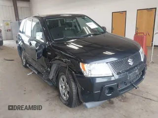 2008 Suzuki Grand Vitara w/Spare & Cargo Covers z VIN JS3TD941784101874, wystawiony jako IAAI lot #41998700 z przebiegiem 108 620 mil mil oraz . Historia ofert i sprzedaży dostępna na DreamBid. Obrazek 1.
