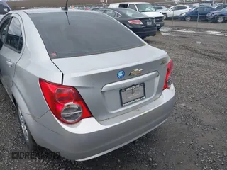 2013 Chevrolet Sonic LS z VIN 1G1JA5SH7D4197354, wystawiony jako IAAI lot #41764102 z przebiegiem 154 401 mil mil oraz . Historia ofert i sprzedaży dostępna na DreamBid. Obrazek 6.