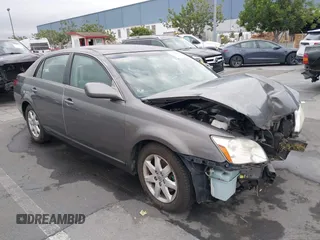 2007 Toyota Avalon XL z VIN 4T1BK36B97U185001, wystawiony jako IAAI lot #39698759 z przebiegiem 132 230 mil mil oraz . Historia ofert i sprzedaży dostępna na DreamBid. Obrazek 1.