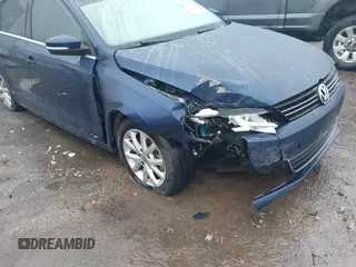 2013 Volkswagen Jetta SE z VIN 3VWDX7AJ3DM267839, wystawiony jako IAAI lot #41157583 z przebiegiem 61 643 mil mil oraz . Historia ofert i sprzedaży dostępna na DreamBid. Obrazek 6.