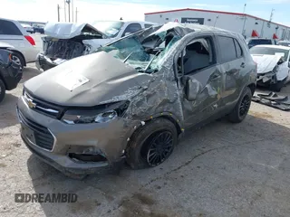 2021 Chevrolet Trax LS z VIN KL7CJKSB5MB307403, wystawiony jako IAAI lot #42060496 z przebiegiem 68 214 mil mil oraz . Historia ofert i sprzedaży dostępna na DreamBid. Obrazek 2.
