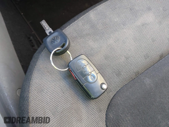 2000 Volkswagen Beetle GLS с VIN 3VWCD21C2YM498598, выставлен на аукционе IAAI как лот 41961960 с пробегом 193 228 миль миль и . История ставок и продаж доступна на DreamBid. Изображение 11.