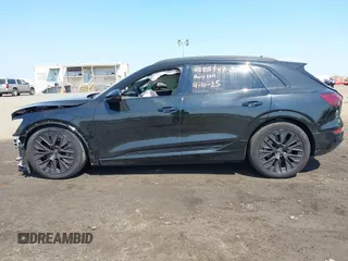 2024 Audi Q8 e-tron Prestige z VIN WA16ABGE6RB005963, wystawiony jako IAAI lot #42067970 z przebiegiem 7 113 mil mil oraz . Historia ofert i sprzedaży dostępna na DreamBid. Obrazek 14.