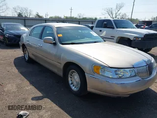 2002 Lincoln Town Car Executive z VIN 1LNHM81W12Y620302, wystawiony jako IAAI lot #41952738 z przebiegiem 83 062 mil mil oraz . Historia ofert i sprzedaży dostępna na DreamBid. Obrazek 1.