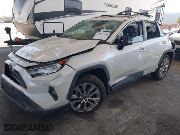 2021 Toyota RAV4 XLE Premium z VIN 2T3A1RFV1MW153237, wystawiony jako IAAI lot #42519130 z przebiegiem 52 471 mil mil oraz . Historia ofert i sprzedaży dostępna na DreamBid. Obrazek 2.