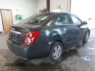 2014 Chevrolet Sonic LT z VIN 1G1JC5SH2E4199864, wystawiony jako IAAI lot #42370631 z przebiegiem 59 781 mil mil oraz . Historia ofert i sprzedaży dostępna na DreamBid. Obrazek 4.