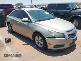 2014 Chevrolet Cruze 1LT z VIN 1G1PC5SBXE7467130, wystawiony jako IAAI lot #42305944 z przebiegiem Nie podano mil oraz . Historia ofert i sprzedaży dostępna na DreamBid. Obrazek 1.