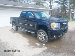 2011 GMC Sierra 2500HD Denali z VIN 1GT125C85BF190441, wystawiony jako IAAI lot #41971167 z przebiegiem 289 776 mil mil oraz . Historia ofert i sprzedaży dostępna na DreamBid. Obrazek 1.