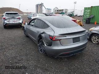 2025 Tesla Model 3 Long Range z VIN 5YJ3E1EA0SF906935, wystawiony jako IAAI lot #41915554 z przebiegiem 1 715 mil mil oraz . Historia ofert i sprzedaży dostępna na DreamBid. Obrazek 3.