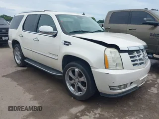 2009 Cadillac Escalade z VIN 1GYFK132X9R248668, wystawiony jako IAAI lot #42387096 z przebiegiem 164 464 mil mil oraz . Historia ofert i sprzedaży dostępna na DreamBid. Obrazek 1.