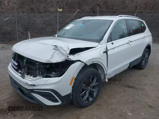 2023 Volkswagen Tiguan SE z VIN 3VV2B7AX8PM062519, wystawiony jako IAAI lot #41541819 z przebiegiem 93 873 mil mil oraz . Historia ofert i sprzedaży dostępna na DreamBid. Obrazek 6.