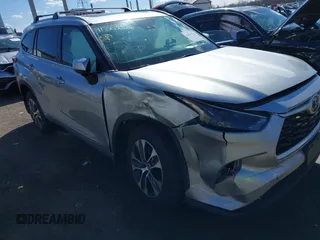2022 Toyota Highlander XLE with VIN 5TDGZRBH4NS575217, listed as a IAAI auction lot 41863526 with 67,324 mi miles and . Bid and sale history available at DreamBid. Image 6.