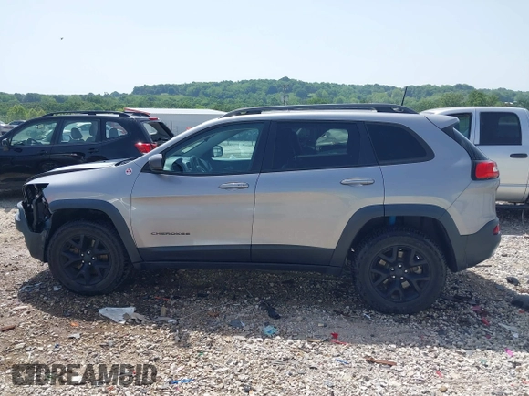 2017 Jeep Cherokee Trailhawk z VIN 1C4PJMBSXHW601720, wystawiony jako IAAI lot #42237975 z przebiegiem 92 239 mil mil oraz . Historia ofert i sprzedaży dostępna na DreamBid. Obrazek 15.