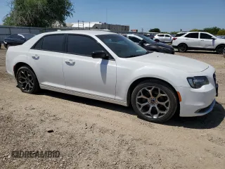 2018 Chrysler 300 Touring z VIN 2C3CCAAG4JH302012, wystawiony jako Copart lot #52806985 z przebiegiem 73 335 mil mil oraz Szkoda całkowita • Salvage title. Historia ofert i sprzedaży dostępna na DreamBid. Obrazek 4.