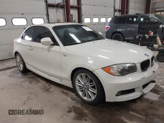 2013 BMW 1 Series 128i z VIN WBAUP9C55DVS95644, wystawiony jako IAAI lot #41721332 z przebiegiem Nie podano mil oraz . Historia ofert i sprzedaży dostępna na DreamBid. Obrazek 1.