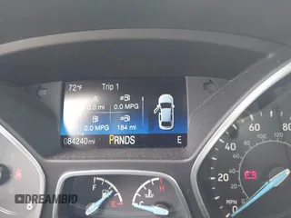 2018 Ford Focus SE z VIN 1FADP3FE5JL228583, wystawiony jako IAAI lot #42313614 z przebiegiem 84 240 mil mil oraz . Historia ofert i sprzedaży dostępna na DreamBid. Obrazek 15.