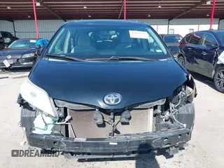 2015 Toyota Sienna LE AAS z VIN 5TDKK3DC0FS613377, wystawiony jako IAAI lot #42214127 z przebiegiem 135 836 mil mil oraz . Historia ofert i sprzedaży dostępna na DreamBid. Obrazek 13.