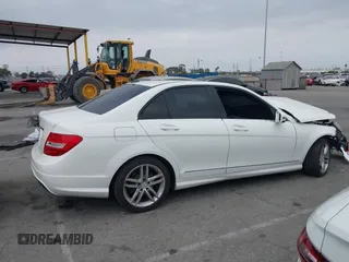 2013 Mercedes-Benz C 250 Sport z VIN WDDGF4HBXDA862156, wystawiony jako IAAI lot #42425713 z przebiegiem Nie podano mil oraz . Historia ofert i sprzedaży dostępna na DreamBid. Obrazek 13.