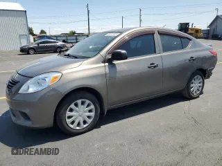 2013 Nissan Versa S Plus z VIN 3N1CN7APXDL885371, wystawiony jako Copart lot #59232355 z przebiegiem 122 543 mil mil oraz Szkoda całkowita • Salvage title. Historia ofert i sprzedaży dostępna na DreamBid. Obrazek 1.