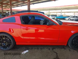 2013 Ford Mustang V6 с VIN 1ZVBP8AM4D5276112, выставлен на аукционе IAAI как лот 42543725 с пробегом Не указан миль и . История ставок и продаж доступна на DreamBid. Изображение 14.