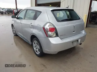 2009 Pontiac Vibe 1SB z VIN 5Y2SP67069Z412302, wystawiony jako IAAI lot #42282155 z przebiegiem 210 288 mil mil oraz . Historia ofert i sprzedaży dostępna na DreamBid. Obrazek 3.