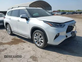 2024 Toyota Highlander LE z VIN 5TDKDRAHXRS534302, wystawiony jako IAAI lot #41851842 z przebiegiem 4 424 mil mil oraz . Historia ofert i sprzedaży dostępna na DreamBid. Obrazek 1.