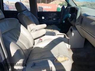 2002 Chevrolet Tahoe LT with VIN 1GNEC13T92R190931, listed as a IAAI auction lot 40059646 with 1 mi miles. Bid and sale history available at carsss.com. Image 5.