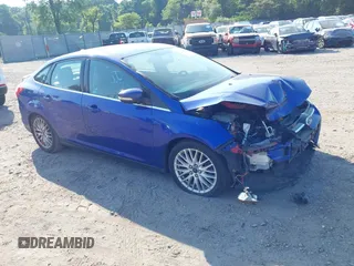 2014 Ford Focus Titanium z VIN 1FADP3J26EL179266, wystawiony jako IAAI lot #42712701 z przebiegiem 157 897 mil mil oraz . Historia ofert i sprzedaży dostępna na DreamBid. Obrazek 1.