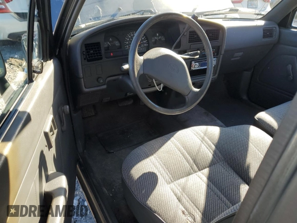1993 Toyota Pickup DLX z VIN JT4RN93P7P5080335, wystawiony jako Copart lot #84757234 z przebiegiem 162 290 mil mil oraz Szkoda całkowita • Salvage title. Historia ofert i sprzedaży dostępna na DreamBid. Obrazek 8.