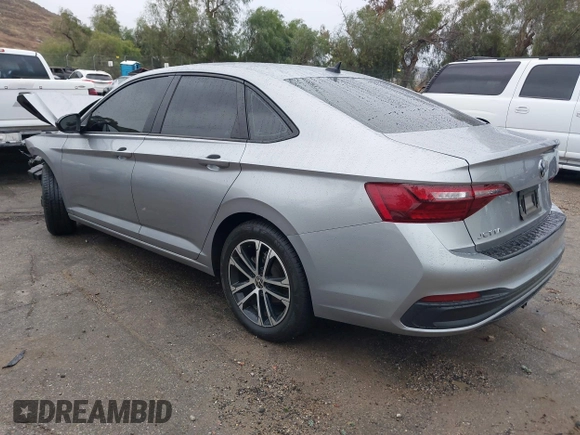 2024 Volkswagen Jetta Sport z VIN 3VWBM7BU3RM025861, wystawiony jako IAAI lot #41571284 z przebiegiem 9 990 mil mil oraz . Historia ofert i sprzedaży dostępna na DreamBid. Obrazek 3.