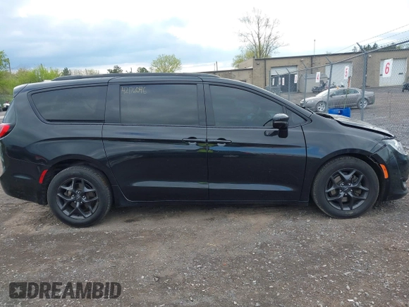 2018 Chrysler Pacifica Limited z VIN 2C4RC1GG2JR358215, wystawiony jako IAAI lot #42176046 z przebiegiem 120 544 mil mil oraz . Historia ofert i sprzedaży dostępna na DreamBid. Obrazek 14.